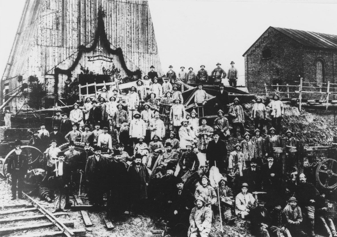 Shaft sinking crew of the Deutscher Kaiser 4 shaft in September 1901